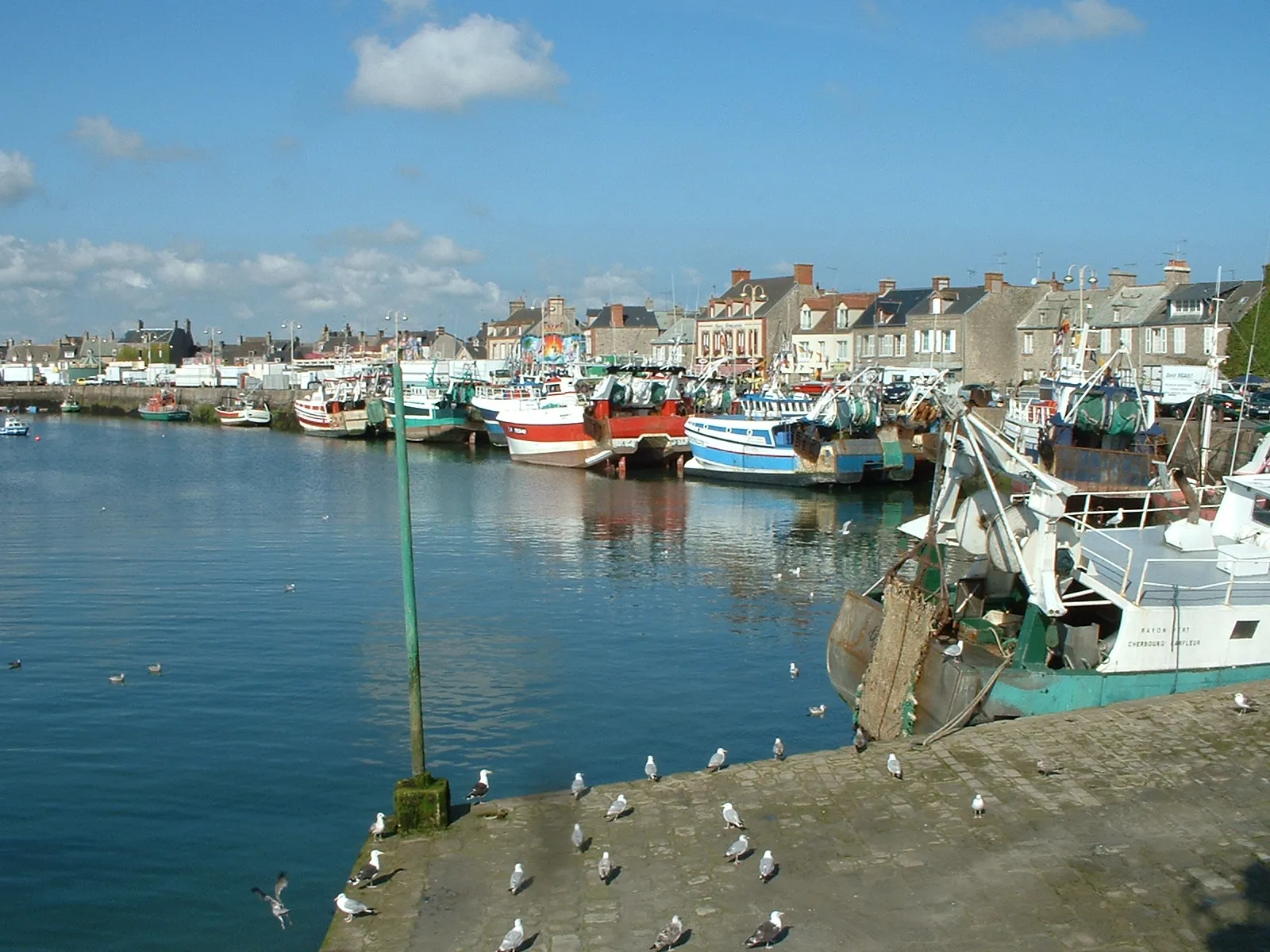 Quai de Barfleur, chalutiers le long des maisons de pierre