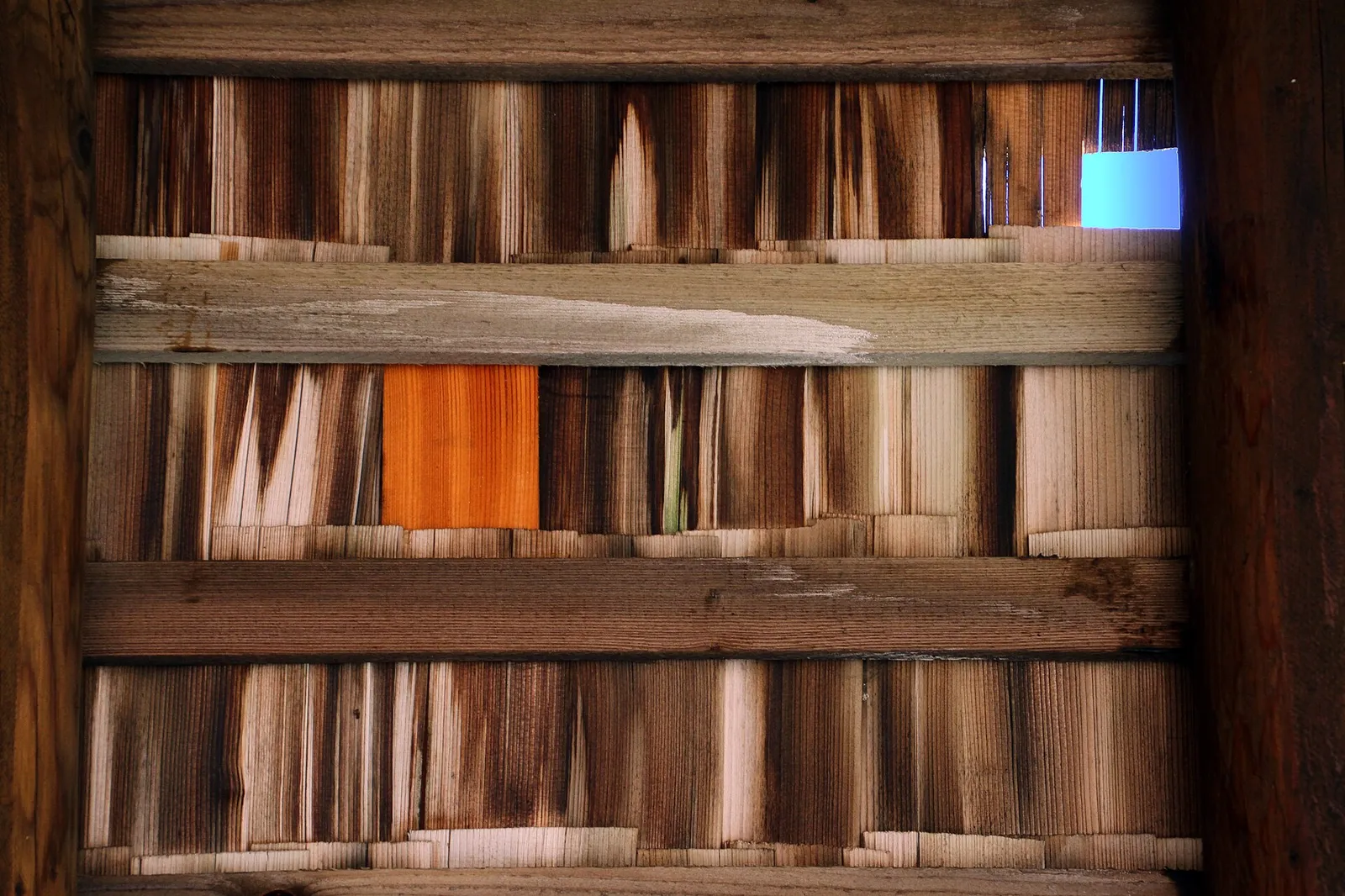 Bardeaux neufs vus de dessous, liteaux et fil du bois
