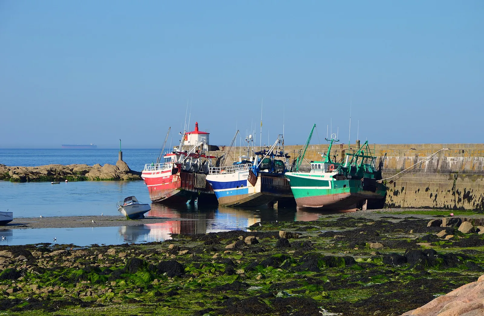 Chalutiers à marée basse sur une cale du Cotentin