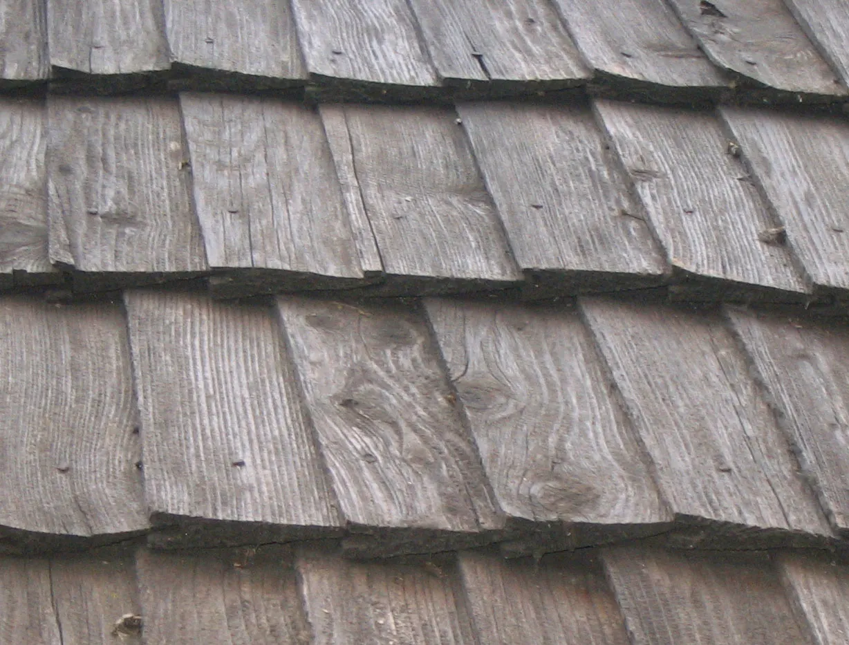 Détail de bardeaux patinés, nœuds et fil du bois visibles