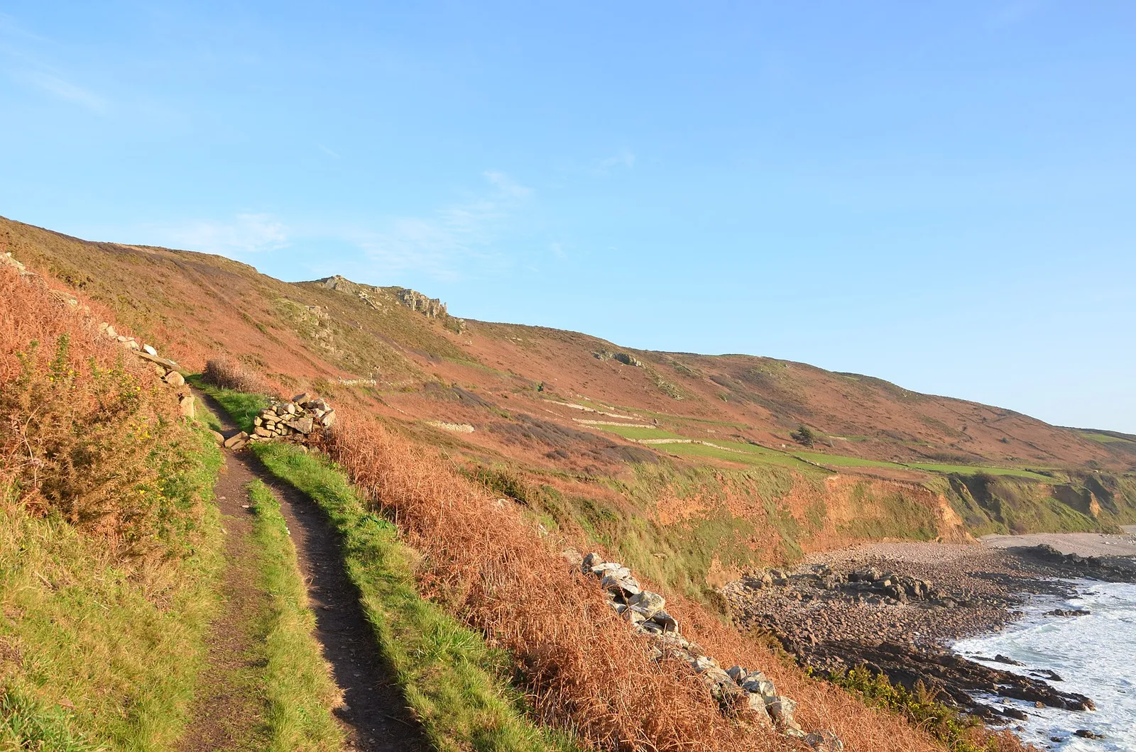 Sentier côtier de la Hague, lande et mer, baie d’Écalgrain