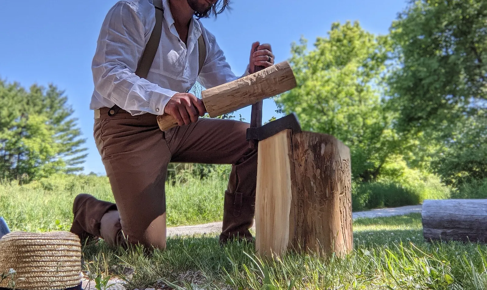 Fendage d’une bûche au merlin, geste d’atelier