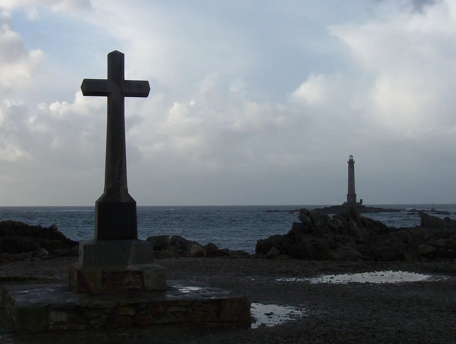 Croix et phare de Goury dans un ciel bas, mer du Cotentin