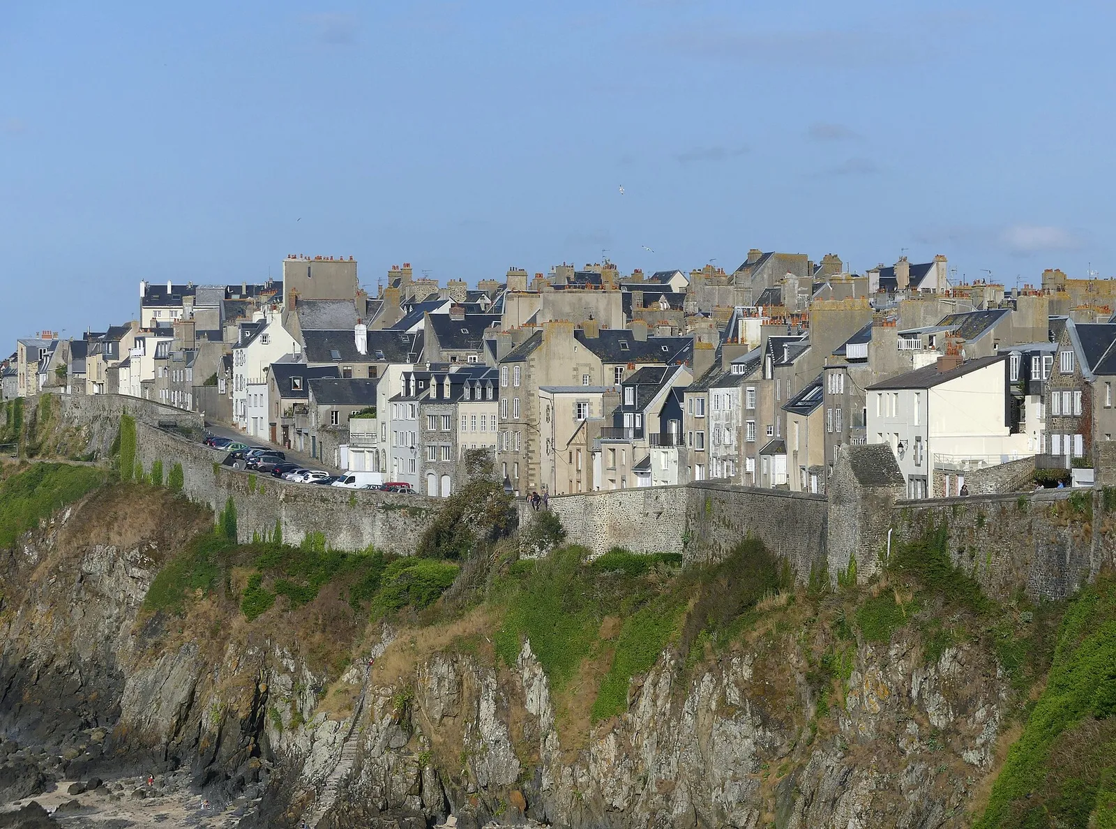 Haute ville de Granville sur sa falaise, toits tournés vers la mer