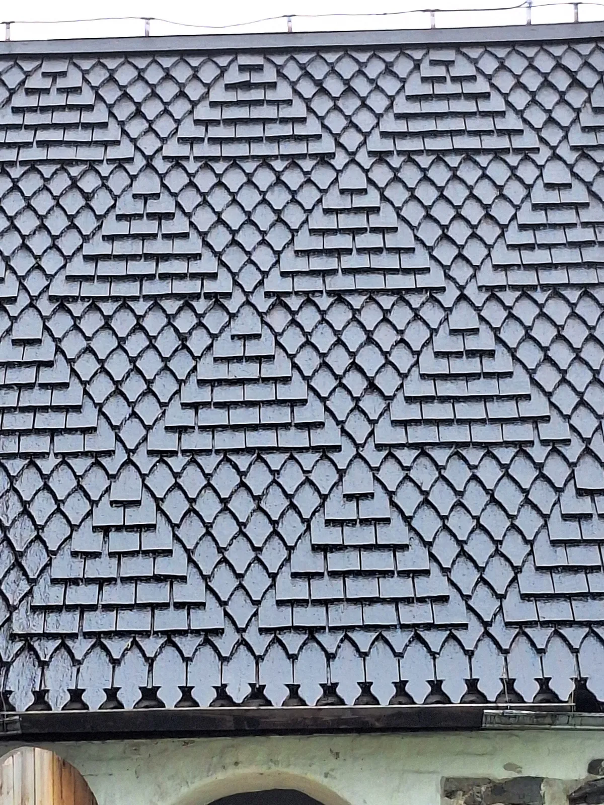 Toiture de bardeaux sombres posés en motif serré