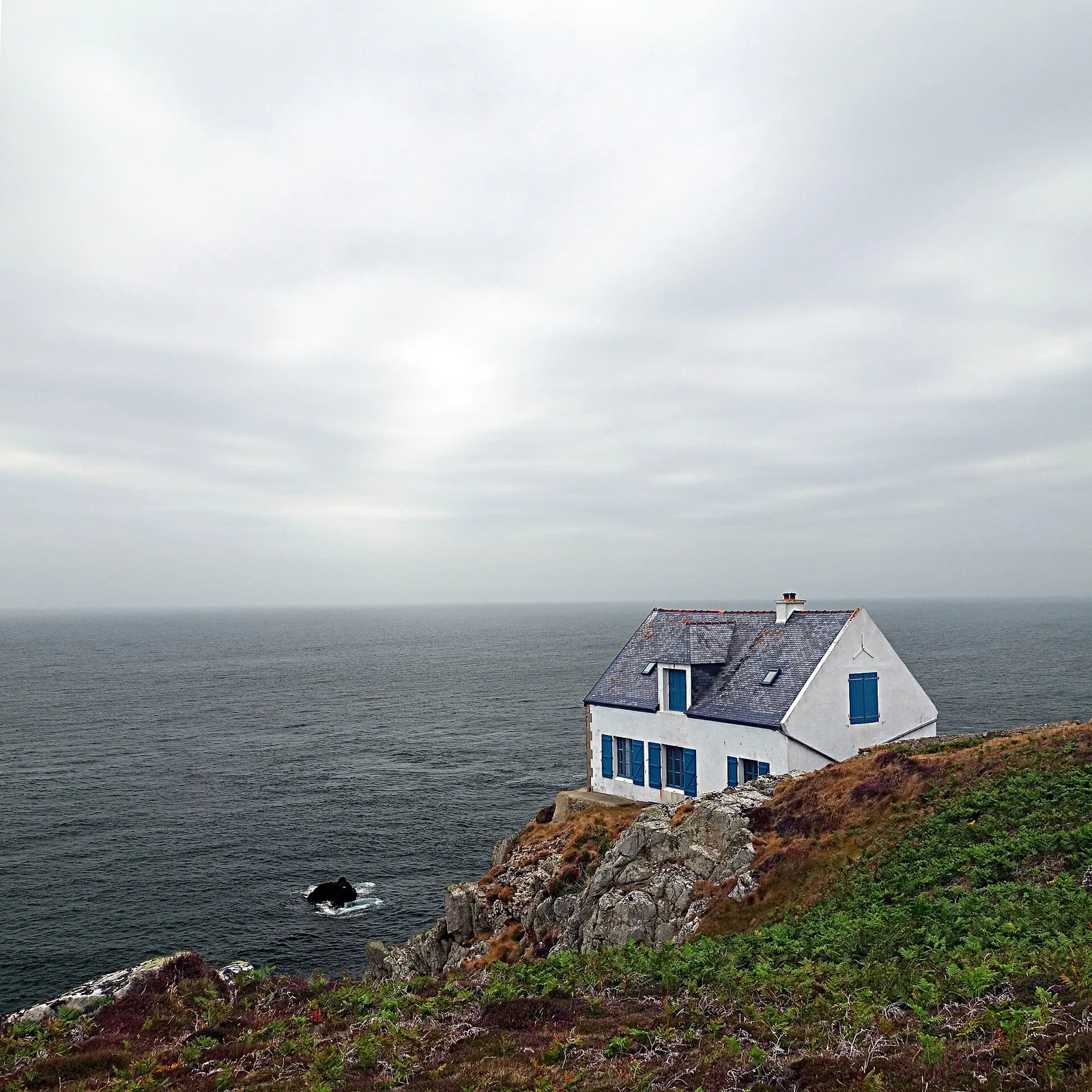 Maison isolée face à l’Atlantique, sur une falaise d’Ouessant
