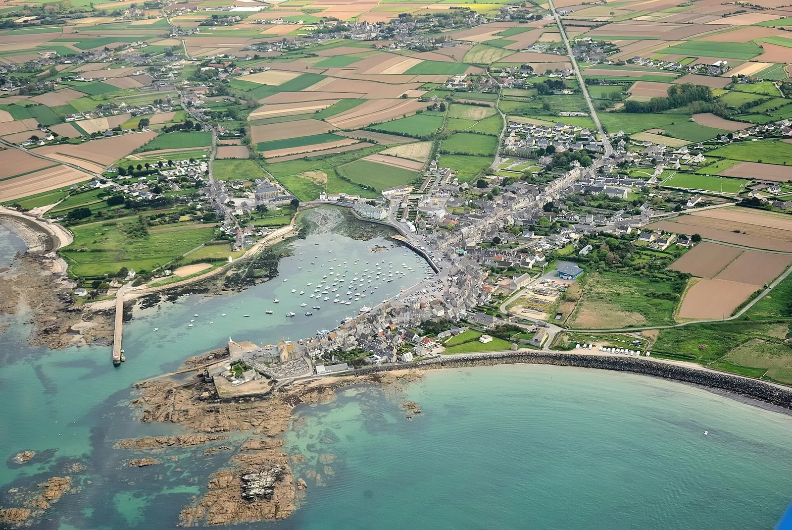 Vue aérienne du port de Barfleur, presqu’île et champs du Val de Saire