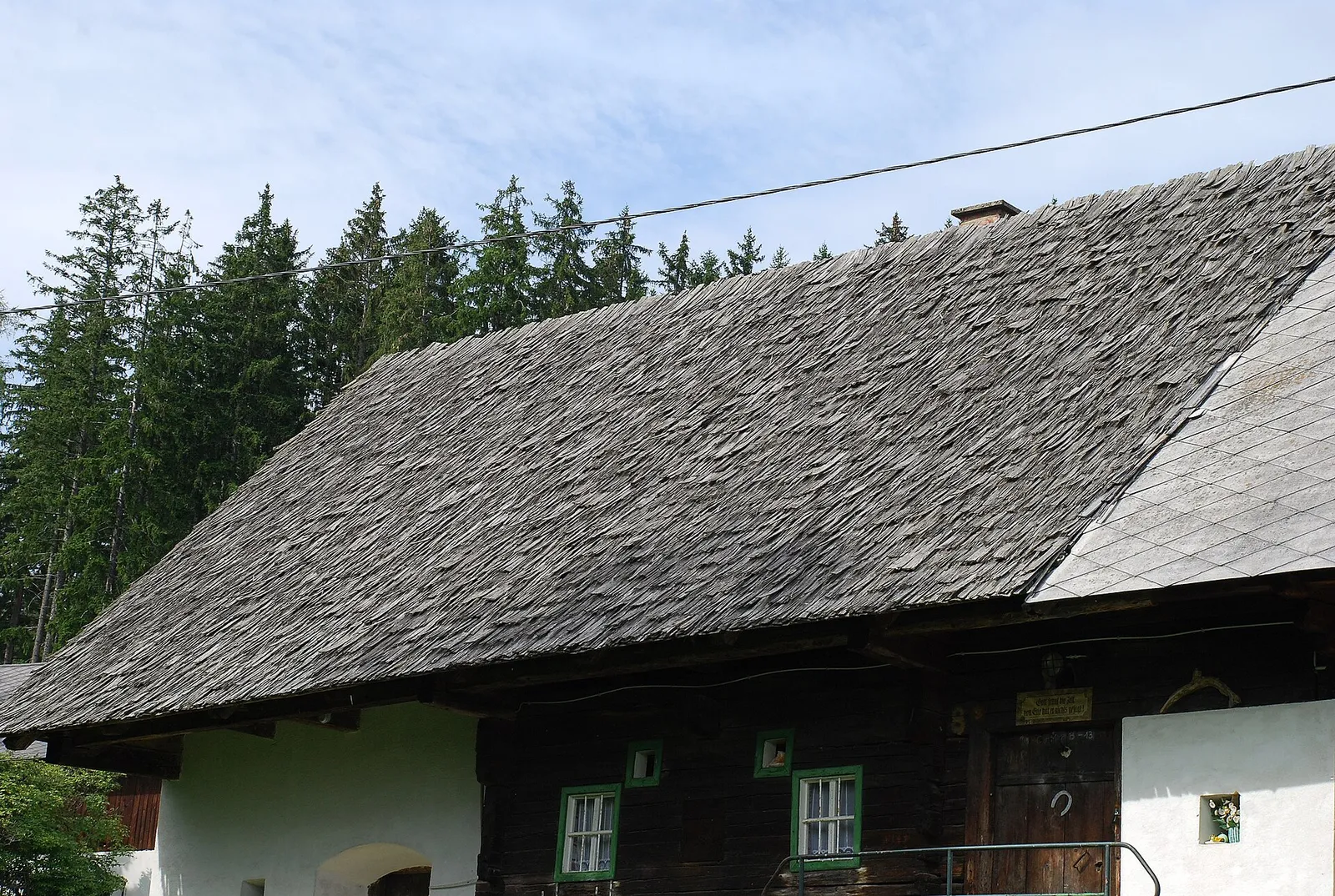 Toiture complète en bardeaux de bois sur une maison de bois