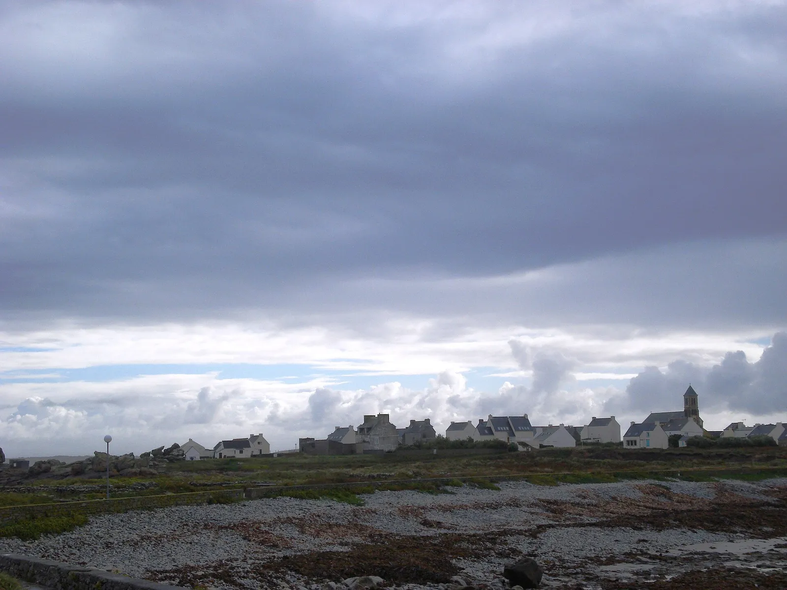 Village de l’île de Sein sous un ciel bas d’Atlantique